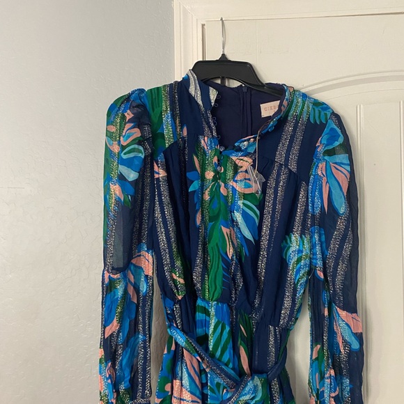 Adele Metallic Long Sleeve Midi Dress
CIEBON - Picture 5 of 12